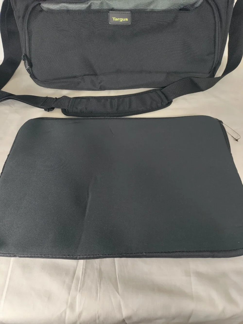 Like New Targus City Gear Hybrid Messenger TCG270 + Targus Trax Sleeve TSS677US